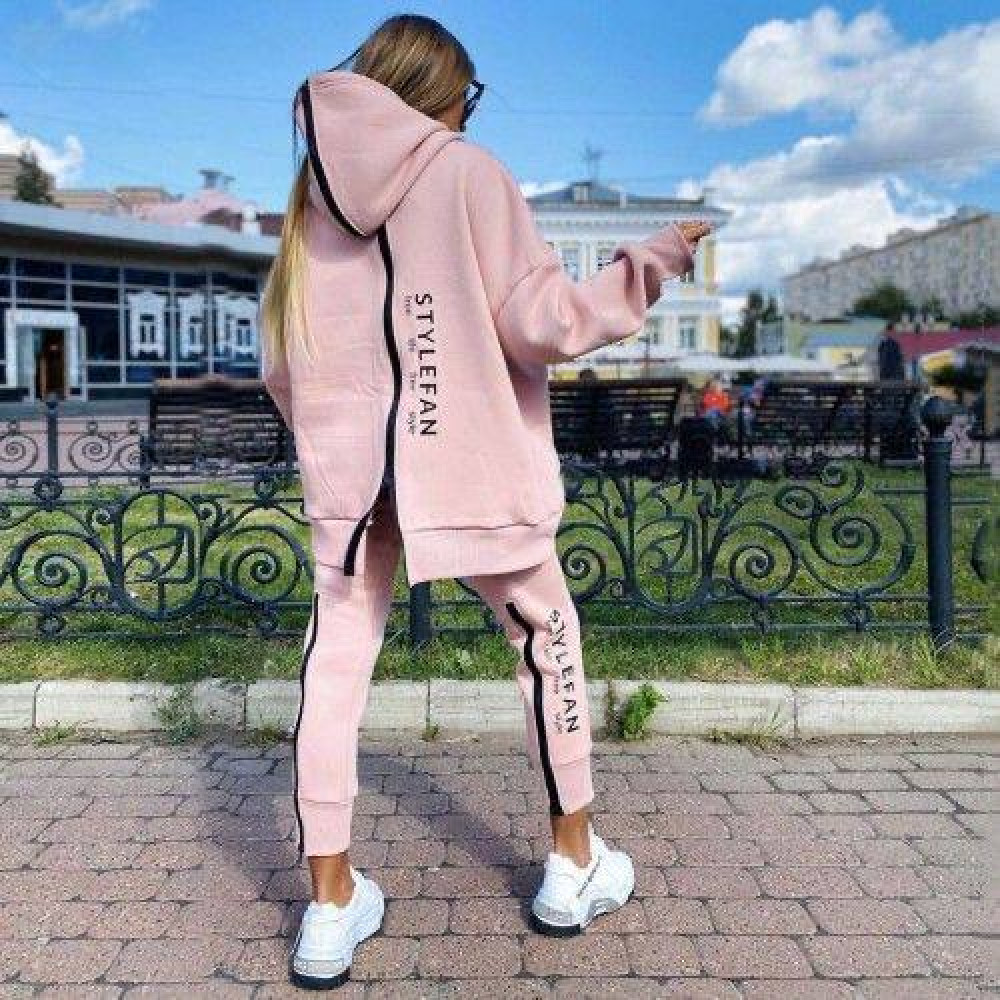 Пудровий жіночій спортивний костюм 