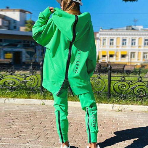 Зелений жіночій спортивний костюм 